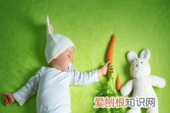 小孩五个月十几个小时不吃奶怎么回事 ，五十天的宝宝五个小时不吃奶