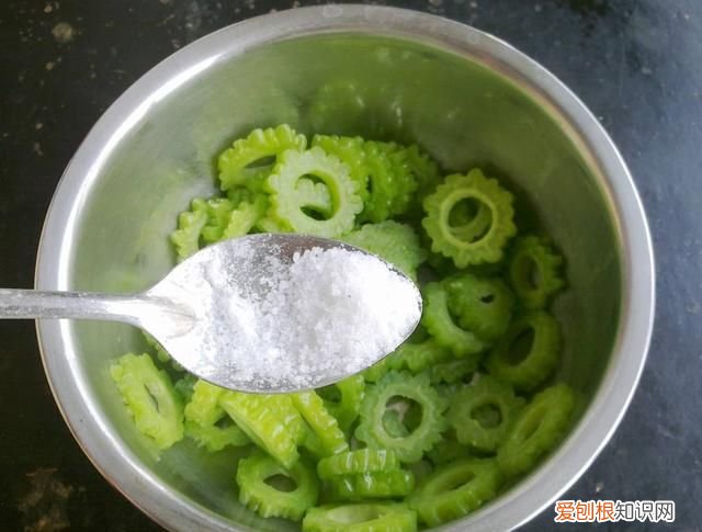 苦瓜凉拌怎么做最好吃视频 苦瓜拌凉菜怎么拌好吃视频教学