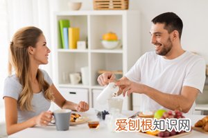 姨妈来了10天变长了怎么回事 ，月经过10天又来了是不是更年了