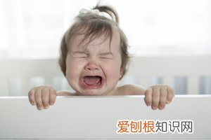 宝宝头顶有一凹圈弧线正常么 ，婴幼儿头顶有一圈凹陷叫什么