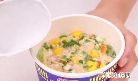 泡面桶上竟然有个机关太实用了,泡面桶上暗藏小机关方便又实用