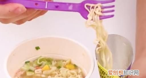 泡面桶上竟然有个机关太实用了,泡面桶上暗藏小机关方便又实用