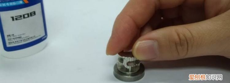 金属与塑料粘贴用什么胶水好 ，金属与塑料粘贴用什么胶水最好？