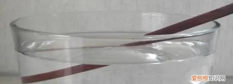 筷子放入水中向上弯折还是向下弯折 ，筷子放入水中的折射图片高清？