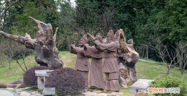 刘关张三结义拜关公 ，刘关张三人在哪里结拜？