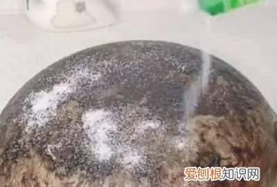 怎么清洗炒锅底部的油污 ，炒锅底油垢怎么去除？