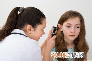 眼角老是有白色眼屎怎么回事 ，眼角总有白色的眼屎是怎么回事