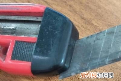 美工刀怎么掰刀片视频 ，美工刀刀片如何掰断？