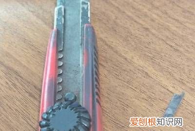 美工刀怎么掰刀片视频 ，美工刀刀片如何掰断？