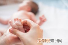 三个月宝宝边睡边哭怎么回事 ，3个月的宝宝边吃奶边哭是怎么回事