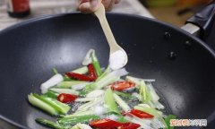 炒菜时应该什么时候放盐 ，炒菜时,什么时候放盐合适?？