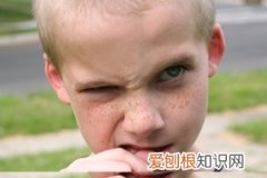 小孩子手湿疹脱皮什么原因引起的，小孩手部湿疹脱皮后多久能好？