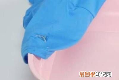 填缝的泡沫胶粘衣服缝里了怎么清洗 ，被泡沫胶胶水粘住了衣服该怎么洗掉？