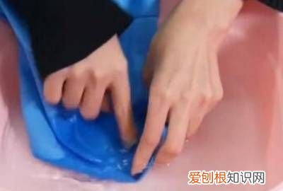 填缝的泡沫胶粘衣服缝里了怎么清洗 ，被泡沫胶胶水粘住了衣服该怎么洗掉？