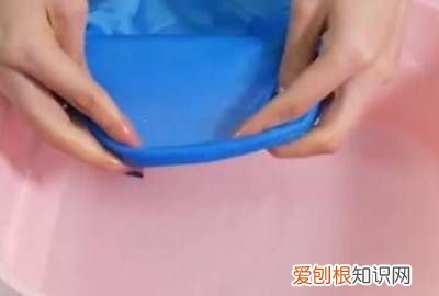 填缝的泡沫胶粘衣服缝里了怎么清洗 ，被泡沫胶胶水粘住了衣服该怎么洗掉？