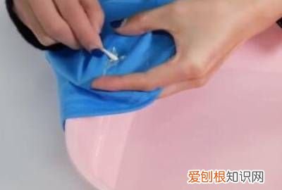 填缝的泡沫胶粘衣服缝里了怎么清洗 ，被泡沫胶胶水粘住了衣服该怎么洗掉？
