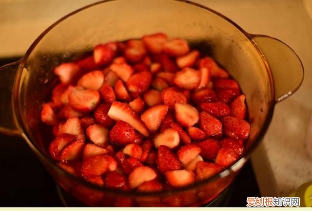 自制草莓酱超好吃,放一年都不会坏,爱吃果酱的赶紧收藏
