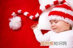 宝宝四个月了总爱吃手是为什么 ，宝宝四个月为什么老吃手