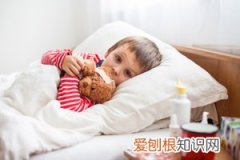 小孩嘴皮发干起皮怎么回事，小孩子嘴皮干燥是什么原因？