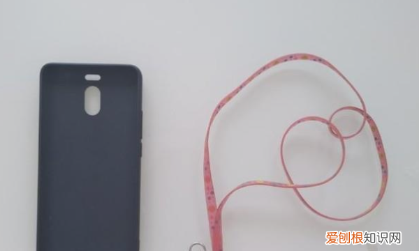 手机壳吊带怎么绑，买手机壳送的挂绳怎么用