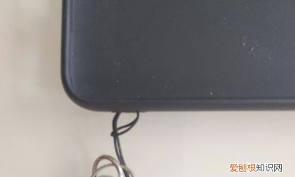 手机壳吊带怎么绑，买手机壳送的挂绳怎么用