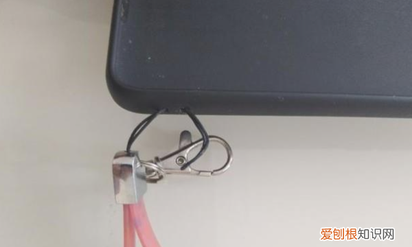 手机壳吊带怎么绑，买手机壳送的挂绳怎么用