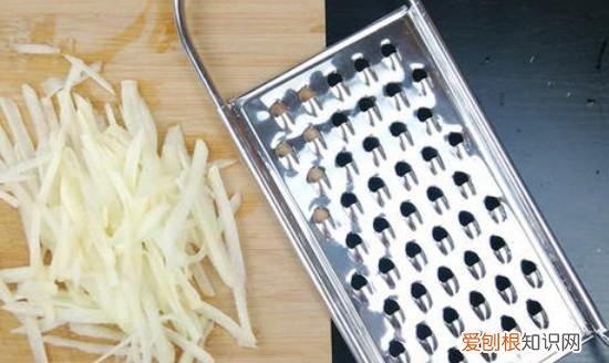 用刀切土豆丝太麻烦怎么办，如何使用刨丝器削土豆丝不会受伤