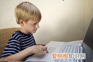 小孩为什么老爱眨眼，小孩为什么总喜欢眨眼睛？