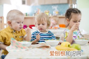 小孩眼睛眼屎多是什么原因导致的，小孩眼睛眼屎多是什么原因？