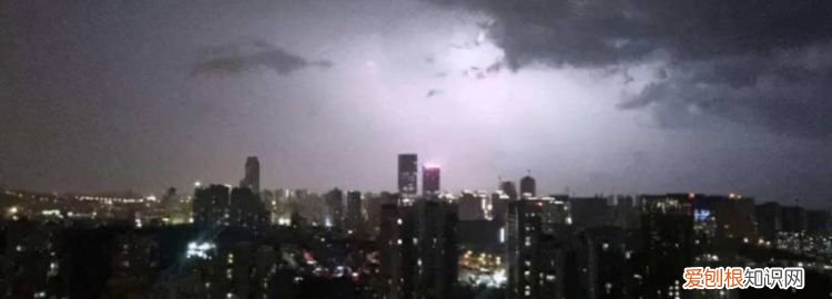 地震为什么天上有白光 ，地震为什么天空会出现异象？