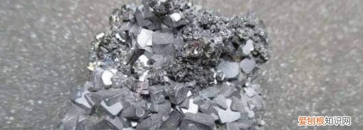 方铅矿是如何形成的 ，方铅矿有金属光泽,它含有一种常见的金属？