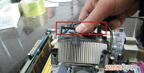 电脑怎么拆风扇，cpu风扇怎么拆下来