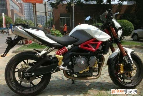 什么车标是鸟嘴，一个椭圆中间像一个鸟嘴的是什么车标志