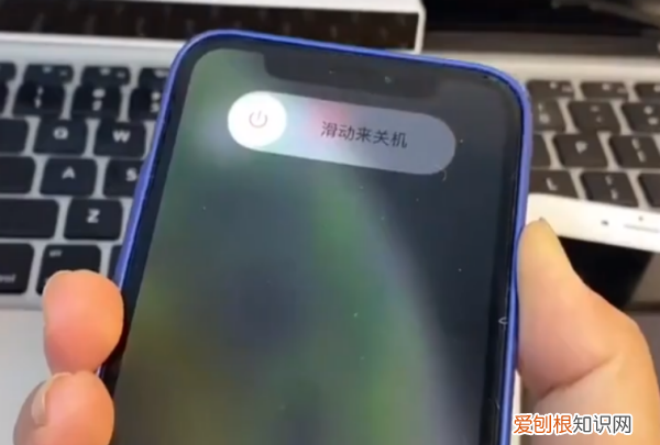 手机突然黑屏开不了机，手机突然黑屏了 开不了机怎么办