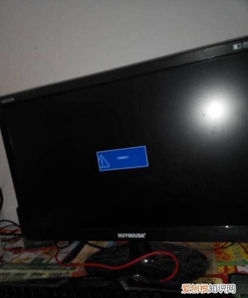 电脑开机显示无信号然后黑屏,电脑突然黑屏显示无信号是怎么回事