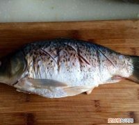 东北红烧鲤鱼的家常做法，红烧鲤鱼怎么做好吃又简单家常的
