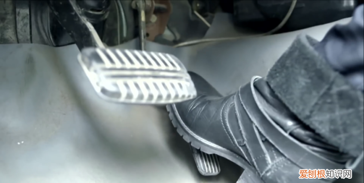 踩油门时声音大是什么原因，踩油门发动机声音很大怎么回事?