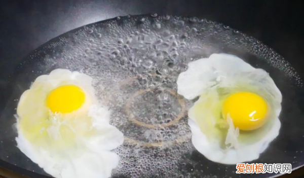煮荷包蛋不起泡沫不撒的方法，荷包蛋怎么煮才不散又快又不粘锅