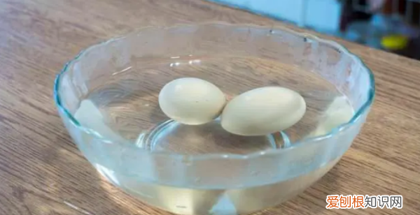 煮荷包蛋不起泡沫不撒的方法，荷包蛋怎么煮才不散又快又不粘锅