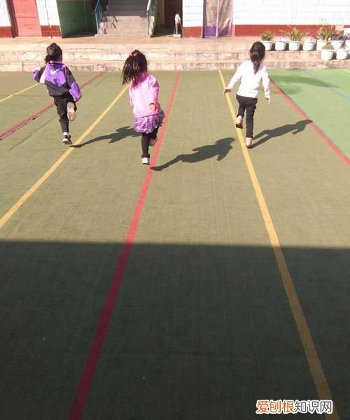 玩单脚跳有什么好处,每天单脚跳有什么好处