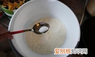 和面时加盐,盐在面团中起到了什么作用呢