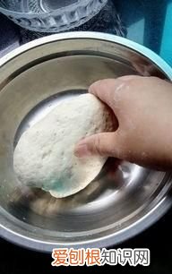 和面时加盐,盐在面团中起到了什么作用呢