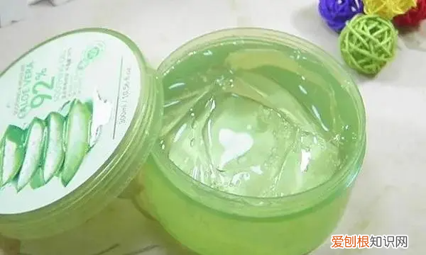 芦荟胶涂了要洗脸不，芦荟胶抹到脸上需要洗
