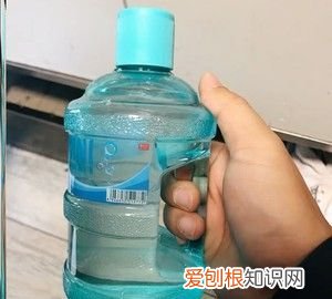 矿泉水没有吸管是什么梗