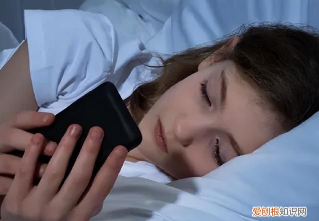 睡觉时为什么手机不能放在枕边,手机睡觉前放在枕边会不会有辐射