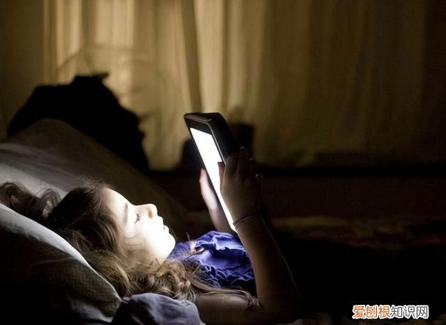 睡觉时为什么手机不能放在枕边,手机睡觉前放在枕边会不会有辐射