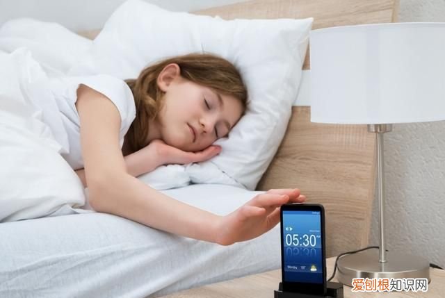 睡觉时为什么手机不能放在枕边,手机睡觉前放在枕边会不会有辐射