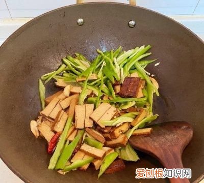 这道青椒炒香干比大厨做的还好吃英语