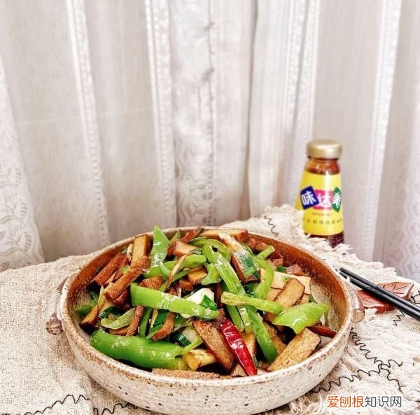 这道青椒炒香干比大厨做的还好吃英语