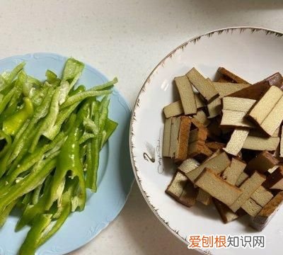 这道青椒炒香干比大厨做的还好吃英语